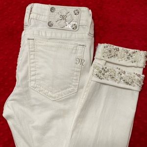 Like new Miss Me white skinny jeans w/ embellished cuffed trim in sz 25